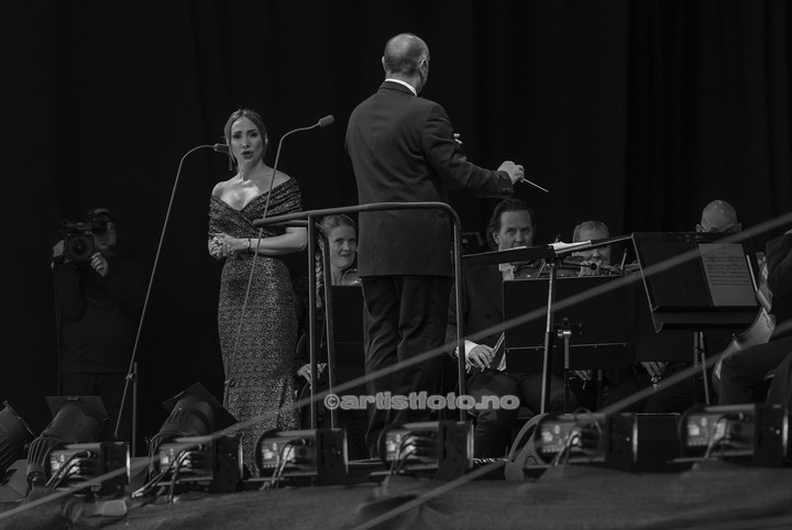 Ilaria Della Bidia sang sammen med Andrea Bocelli på Bystranda i Kristiansand. Foto: Svein Erik Nomeland