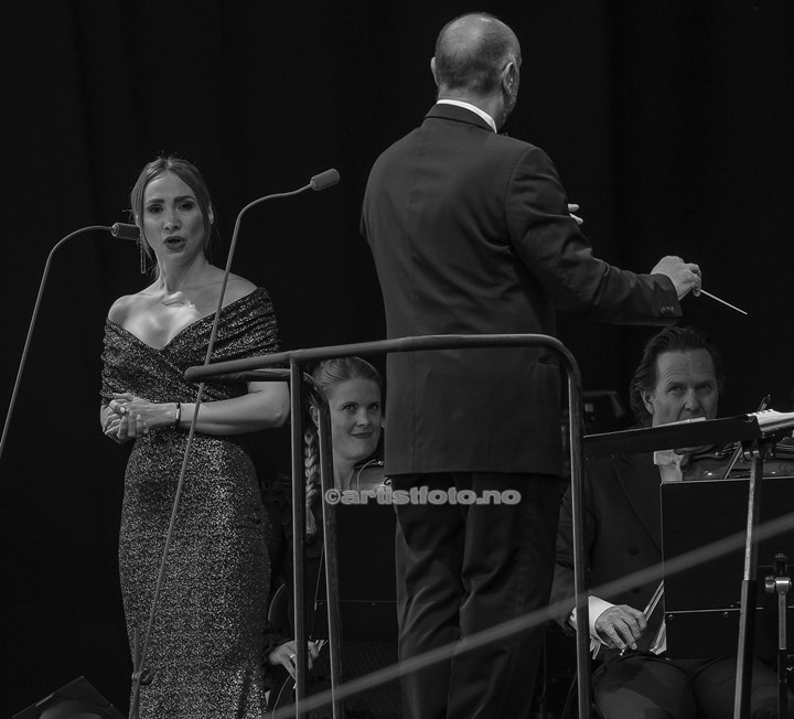 Christina Pasaroiu stilte som  sopran for Andrea Bocelli på Bystranda i Kristiansand. Foto: Svein Erik Nomeland