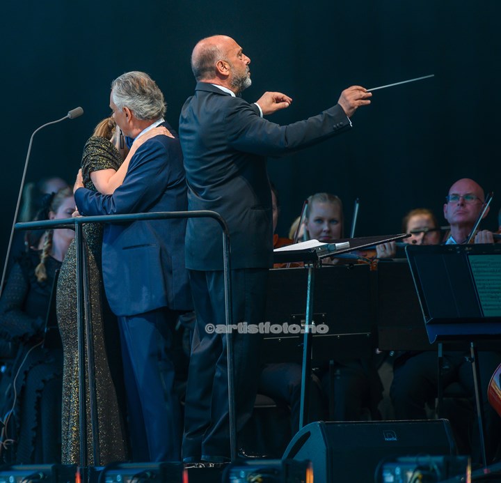 Ilaria Della Bidia ga Andrea Bocelli en klem. Sammen med Kristiansand Symfoniorkester på Bystranda i Kristiansand.