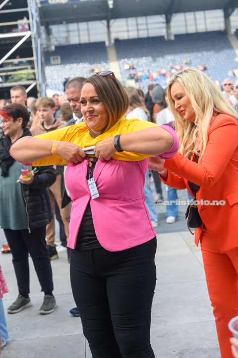 En glad publikummer fanget t-shirt fra Arne Braut, Viking Stadion. Foto: Svein Erik Nomeland