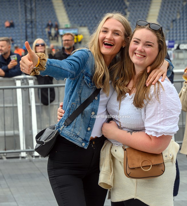 Glade publikummere under Elle Melle på Viking Stadion. Foto: Svein Erik Nomeland