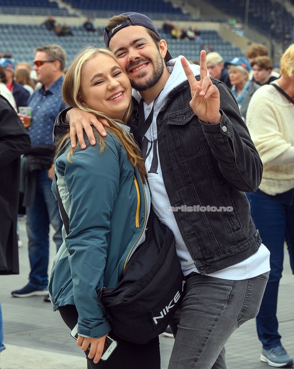 Glade publikummere under Elle Melle på Viking Stadion. Foto: Svein Erik Nomeland
