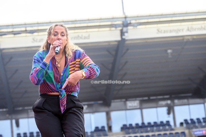 Izabell på Viking Stadion. Foto: Svein Erik Nomeland