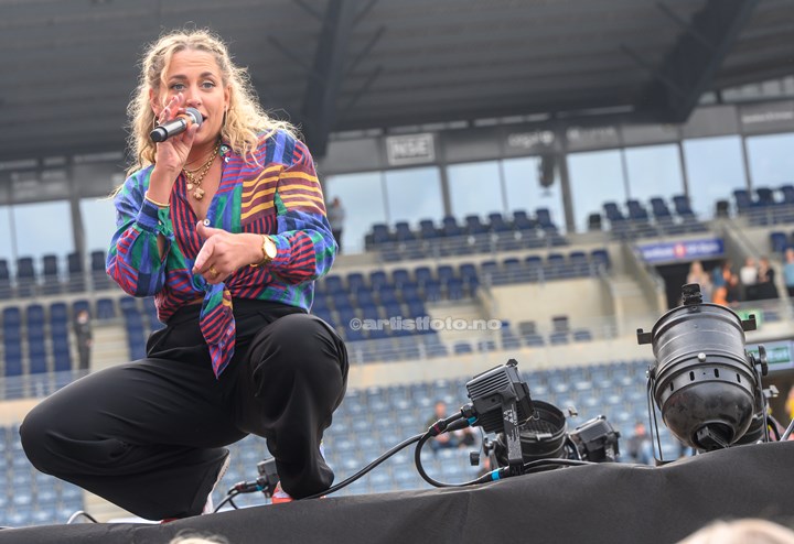 Izabell på Viking Stadion. Foto: Svein Erik Nomeland