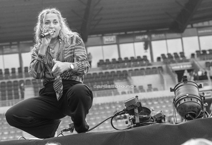Izabell på Viking Stadion. Foto: Svein Erik Nomeland