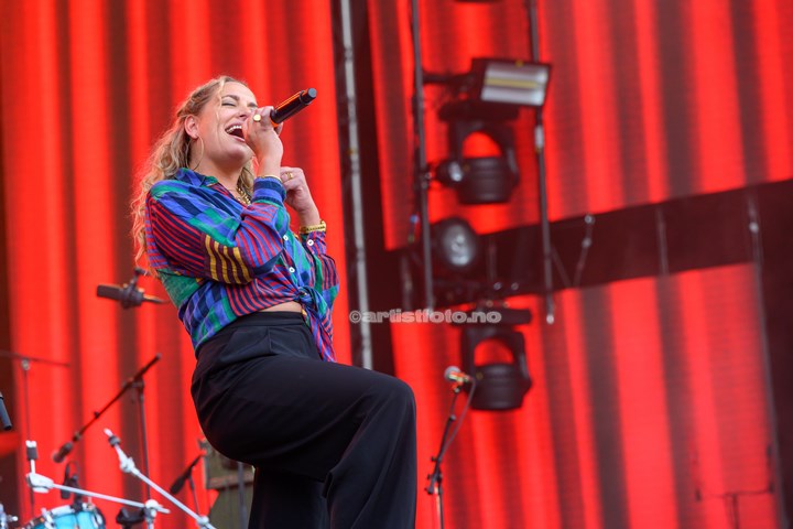 Izabell på Viking Stadion. Foto: Svein Erik Nomeland