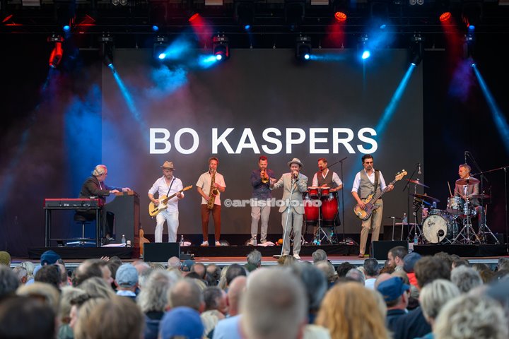 Bo Kaspers Orkester består av: Bo Kasper Sundström- sang og akustisk gitar, Fredrik Dahl- Trommer, Michael Malmgren- Bass, Mats Schubert- Piano, Keyboard, trekkspill, gitar. Canal Street, Arendal. Foto: Svein Erik Nomeland