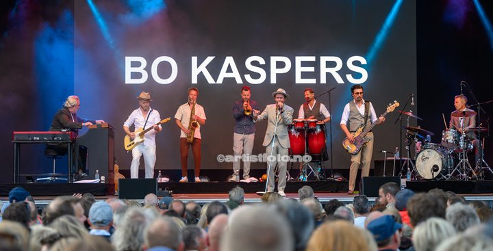 Bo Kaspers Orkester består av: Bo Kasper Sundström- sang og akustisk gitar, Fredrik Dahl- Trommer, Michael Malmgren- Bass, Mats Schubert- Piano, Keyboard, trekkspill, gitar. Canal Street, Arendal. Foto: Svein Erik Nomeland