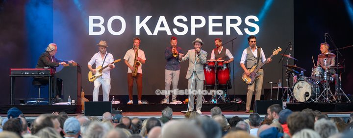 Bo Kaspers Orkester består av: Bo Kasper Sundström- sang og akustisk gitar, Fredrik Dahl- Trommer, Michael Malmgren- Bass, Mats Schubert- Piano, Keyboard, trekkspill, gitar. Canal Street, Arendal. Foto: Svein Erik Nomeland