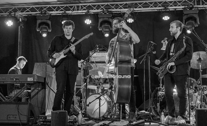 Julian Haugland Commitment Band. Fra venstre: Hogne Kleiberg – piano, Amund Totland – gitar Steinar Heide Bø – trommer, Julian Haugland – alle komposisjoner, kontrabass og el-bass, Erlend Kongtorp – saksofon. Foto: Svein Erik Nomeland