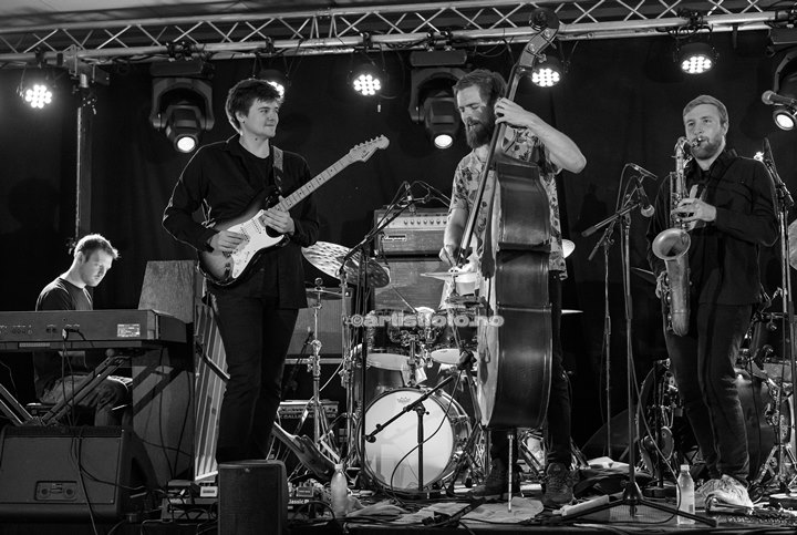 Julian Haugland Commitment Band. Fra venstre: Hogne Kleiberg – piano, Amund Totland – gitar Steinar Heide Bø – trommer, Julian Haugland – alle komposisjoner, kontrabass og el-bass, Erlend Kongtorp – saksofon. Foto: Svein Erik Nomeland