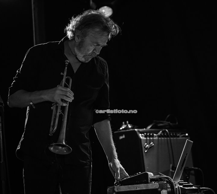 Nils Petter Molvær på Canal Street, Arendal. Foto: Svein Erik Nomeland