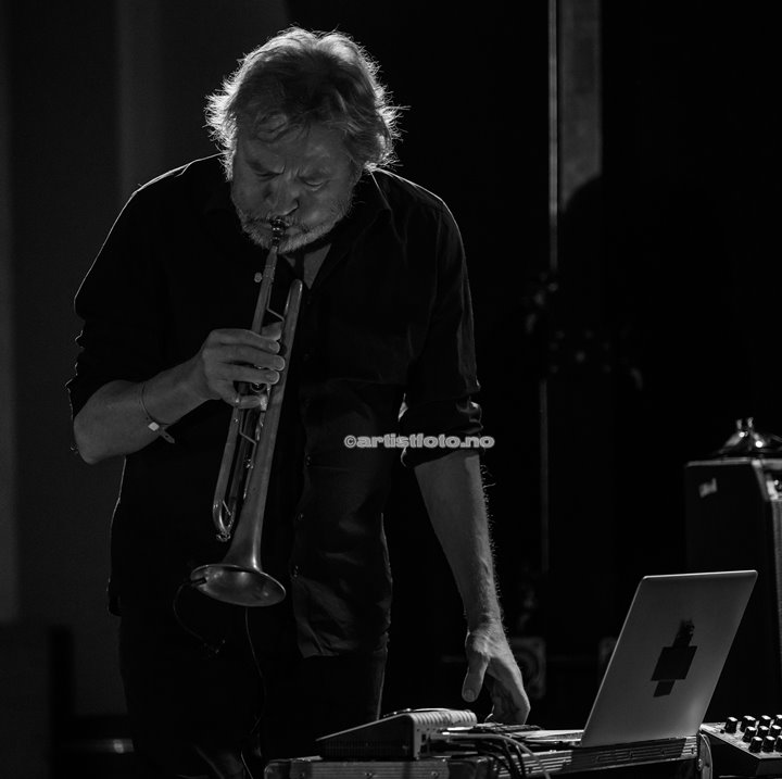 Nils Petter Molvær på Canal Street, Arendal. Foto: Svein Erik Nomeland