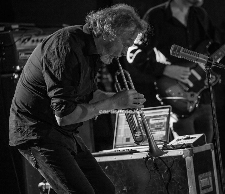 Nils Petter Molvær på Canal Street, Arendal. Foto: Svein Erik Nomeland