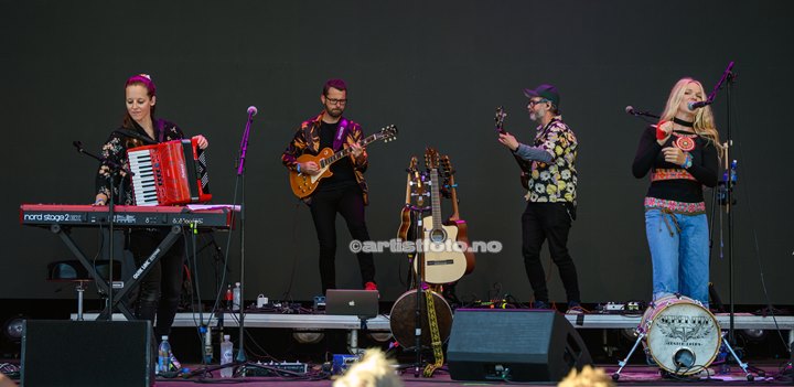 Sol Heilo på Canal Street i Arendal. Fra venstre: Hanne Mari Karlsen, Ronny Yttrehus, Olav Senstad og Sol Heilo. Foto: Svein Erik Nomeland