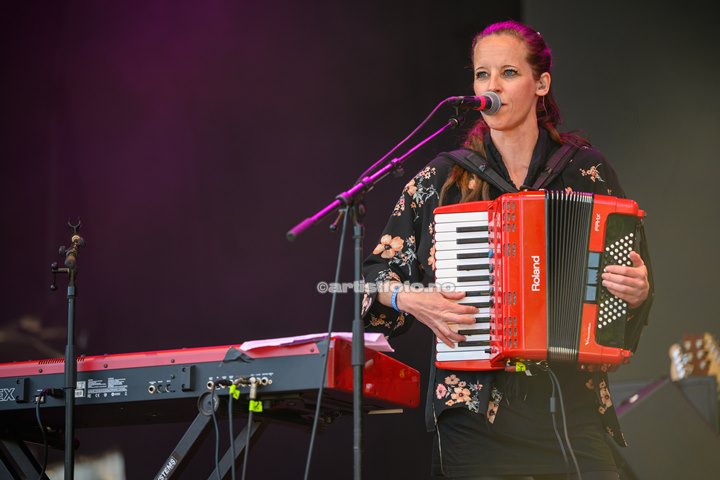 Hanne Mari Karlsen spilte tangenter for Sol Heilo, Canal Street, Arendal. Foto: Svein Erik Nomeland