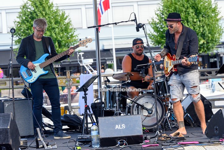 Fra venstre: Kristian Vågsnes, Tomas Fianbakken og Ronny Andre Pedersen. Tomas F Band, Canal Street, Arendal. Foto: Svein Erik Nomeland