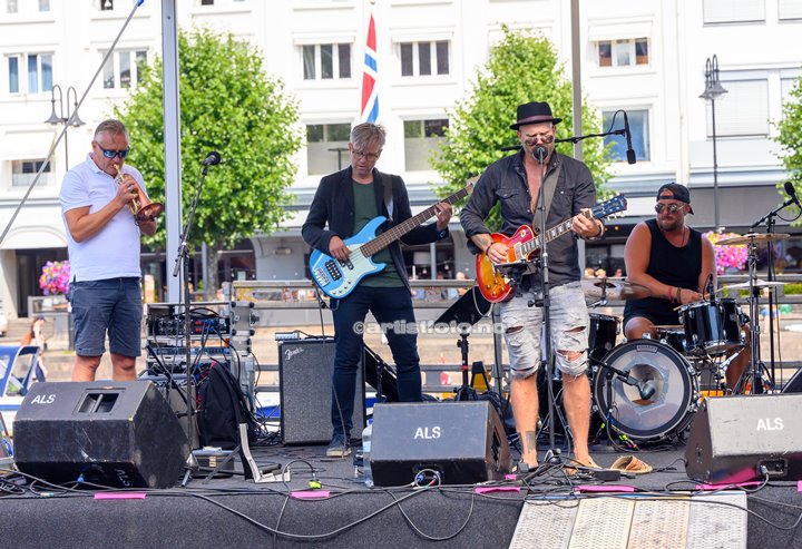 Fra venstre: Odd Bjørn Jensen, Kristian Vågsnes, Tomas Fianbakken og Ronny Andre Pedersen. Tomas F Band, Canal Street, Arendal. Foto: Svein Erik Nomeland