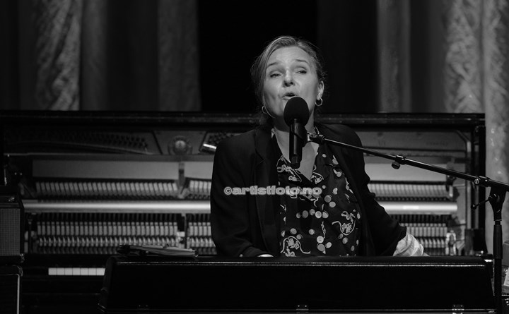 Ingrid Bjørnov og Øystein Sunde i Sandnes Kulturhus. Foto: Svein Erik Nomeland