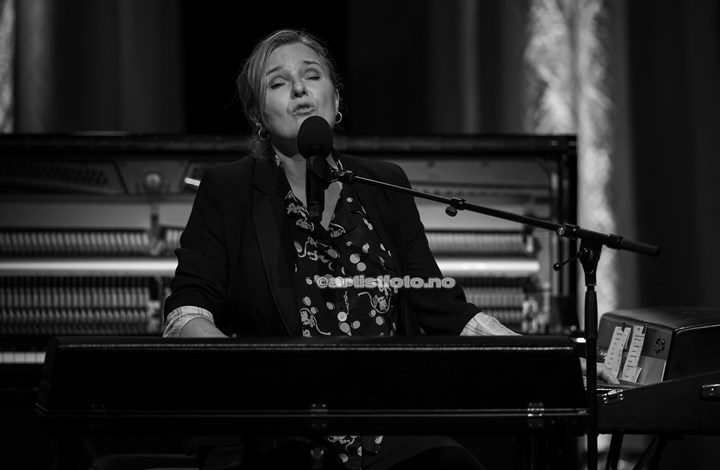 Ingrid Bjørnov og Øystein Sunde i Sandnes Kulturhus. Foto: Svein Erik Nomeland