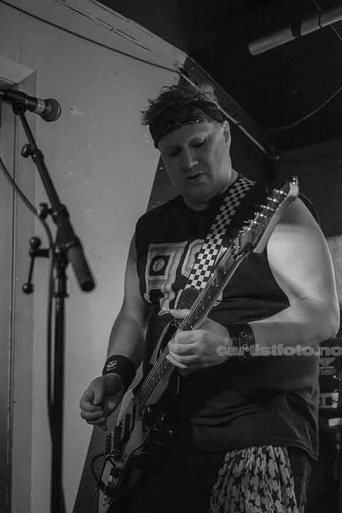 Kjetil F. Wevling , Razorbats på Vaktbua Kristiansand. Foto Svein Erik Nomeland