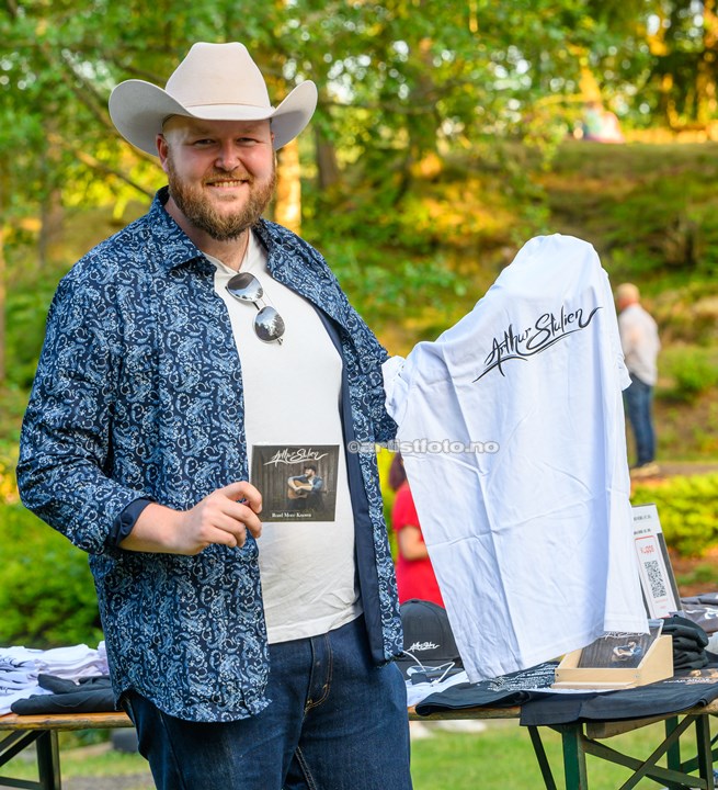 Vi traff også på Arthur Stulien som rigget opp før konsert, Lindland Gård, Mandal. Foto: Svein Erik Nomeland