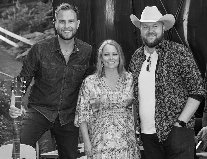 Fra venstre: Erlend Gunstveit, Hanne Sørvaag , Arthur Stulien, Lindland Gård, Mandal. Foto: Svein Erik Nomeland