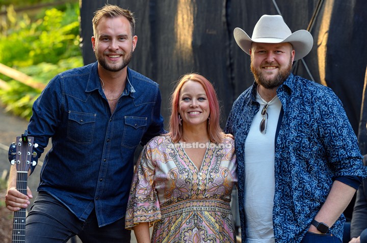 Fra venstre: Erlend Gunstveit, Hanne Sørvaag , Arthur Stulien, Lindland Gård, Mandal. Foto: Svein Erik Nomeland