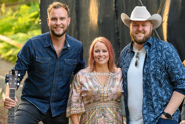 Fra venstre: Erlend Gunstveit, Hanne Sørvaag , Arthur Stulien, Lindland Gård, Mandal. Foto: Svein Erik Nomeland