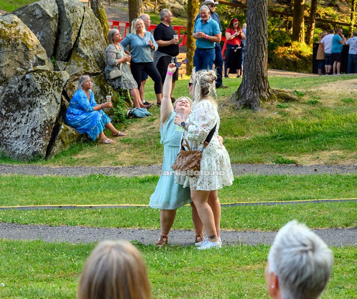 Dansende publikummere under Hanne Sørvaag, Lindland Gård, Mandal. Foto: Svein Erik Nomeland