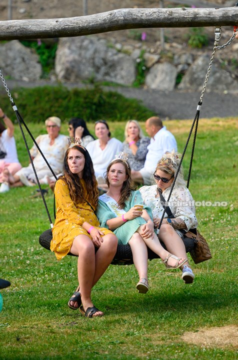 Fra venstre: Silje Hallingsgård, Marte Eriksen, Sølvi Storebaug. Konsert med Hanne Sørvaag, Lindland Gård, Mandal. Foto: Svein Erik Nomeland