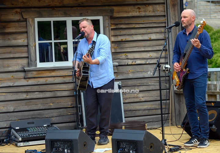 Stein Roger Sordal hadde med seg Bjarne L. Severinsen på bass,  Lindland Gård, Mandal. Foto: Svein Erik Nomeland