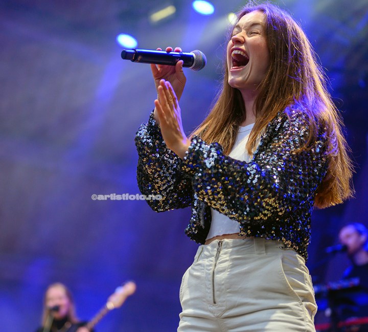 Sigrid på Ravnedalen Live 2023 , Kristiansand. Foto: Svein Erik Nomeland