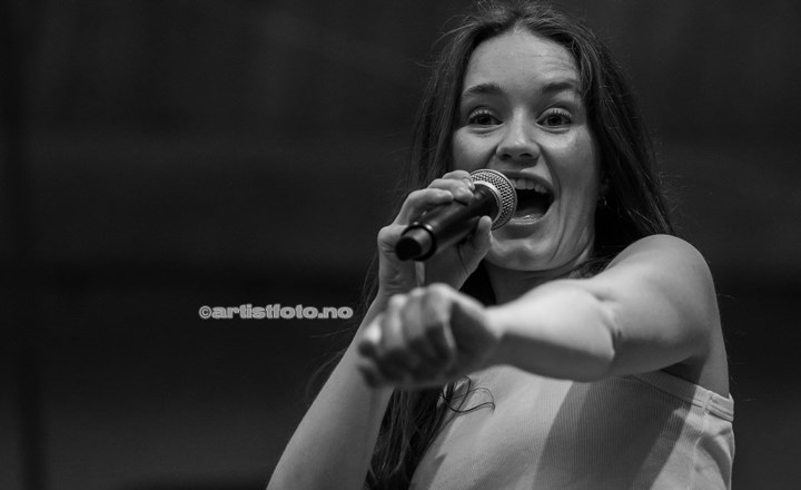 Sigrid på Ravnedalen Live 2023 , Kristiansand. Foto: Svein Erik Nomeland