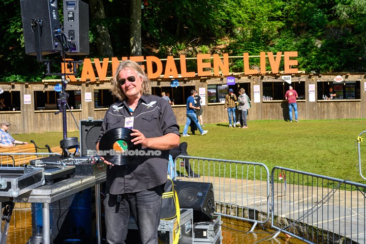 Kåre Ørnevik poserer med sin favoritt vinyl. Ravnedalen Live 2023 , Kristiansand. Foto: Svein Erik Nomeland