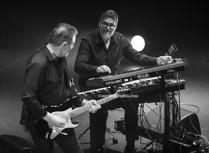 Fra venstre: Fridrik Karlsson og Eythor Gunnarsson. Mezzoforte i Kilden, Kristiansand. Foto: Svein Erik Nomeland