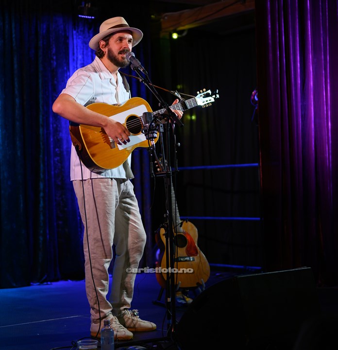 Thomas Dybdahl på Haubitz Låve, Kristiansand. Foto: Svein Erik Nomeland