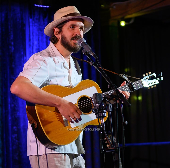 Thomas Dybdahl på Haubitz Låve, Kristiansand. Foto: Svein Erik Nomeland