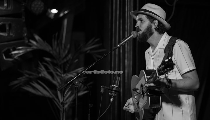 Thomas Dybdahl på Haubitz Låve, Kristiansand. Foto: Svein Erik Nomeland