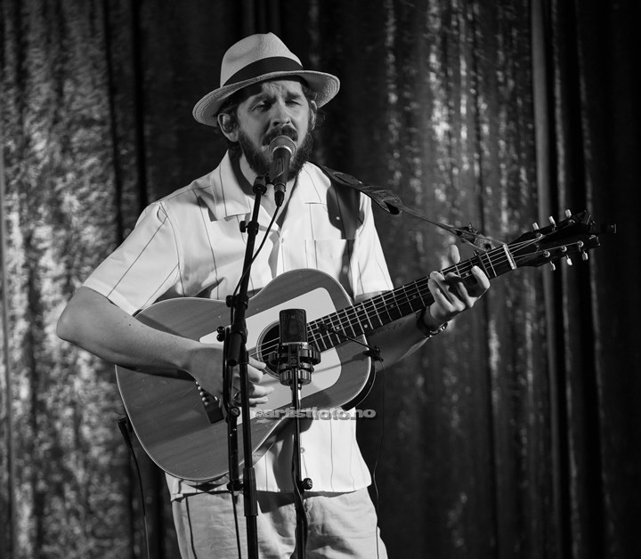 Thomas Dybdahl på Haubitz Låve, Kristiansand. Foto: Svein Erik Nomeland