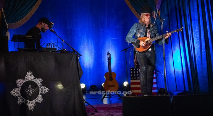 Fra venstre: Dehn Sora og David Eugene Edwards, på Gamla, Kristiansand. Foto: Margaretha Krug Aase