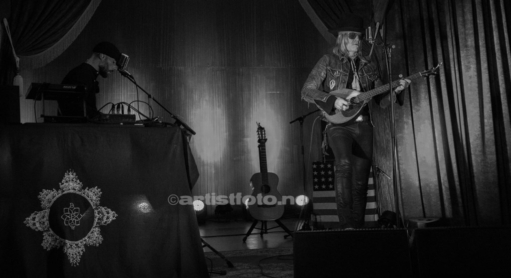 Fra venstre: Dehn Sora og David Eugene Edwards, på Gamla(header), Kristiansand. Foto: Margaretha Krug Aase