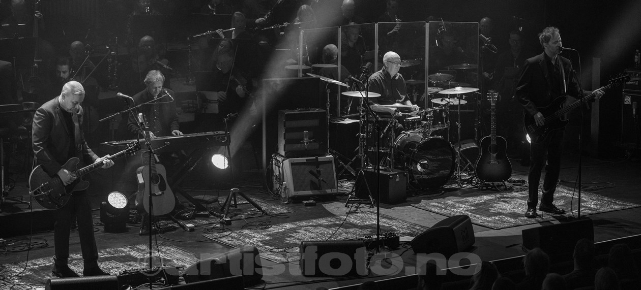 deLillos og Kristiansand Symfoniorkester. Fra venstre: Lars Lundevall, Lars Lillo-Stenberg, Øystein Paasche. Kilden, Kristiansand. (header)Foto: Svein Erik Nomeland