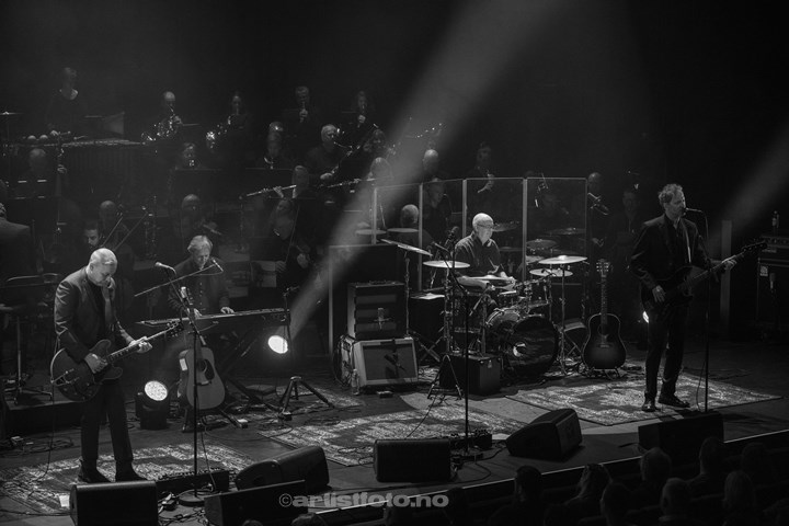 deLillos og Kristiansand Symfoniorkester. Fra venstre: Lars Lundevall, Lars Lillo-Stenberg, Øystein Paasche, Lars Fredrik Beckstrøm. Kilden, Kristiansand. Foto: Svein Erik Nomeland