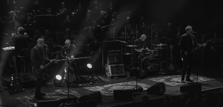 deLillos og Kristiansand Symfoniorkester. Fra venstre: Lars Lundevall, Lars Lillo-Stenberg, Øystein Paasche, Lars Fredrik Beckstrøm. Kilden, Kristiansand. Foto: Svein Erik Nomeland