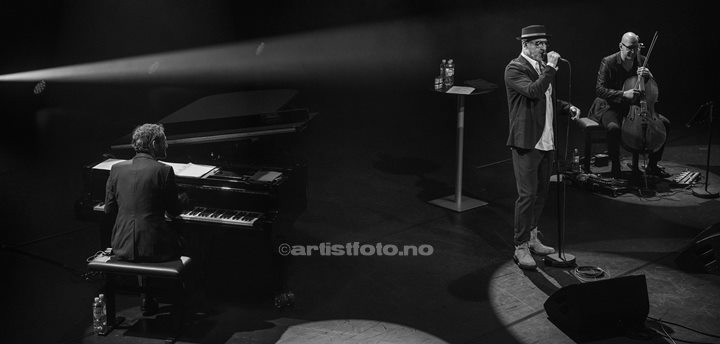 Fra venstre: Jean-François Assy, Eric Cantona, Julien Perraudeau. Eric Cantona i Kilden, Kristiansand. Foto: Svein Erik Nomeland