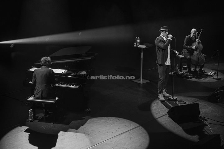 Fra venstre: Jean-François Assy, Eric Cantona, Julien Perraudeau. Eric Cantona i Kilden, Kristiansand. Foto: Svein Erik Nomeland