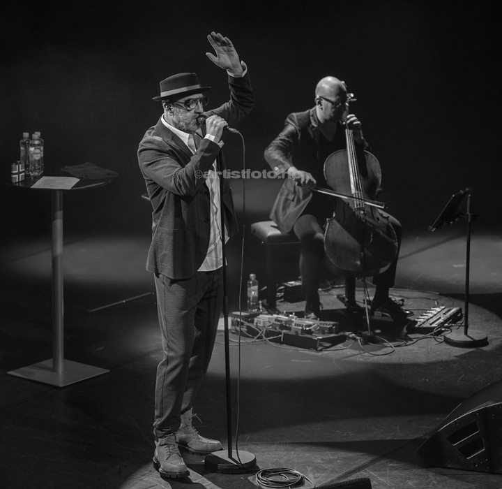 Eric Cantona og Julien Perraudeau. Eric Cantona i Kilden, Kristiansand. Foto: Svein Erik Nomeland