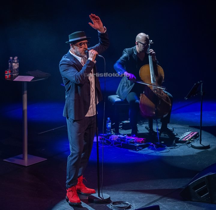 Eric Cantona  og Julien Perraudeau. Eric Cantona i Kilden, Kristiansand. Foto: Svein Erik Nomeland