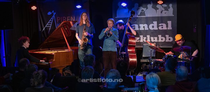 Fra venstre: Piano - Jeppe Zeeberg, sax - Mads Egetoft, trompet - Erik Kimestad Pedersen, bass - Ole Morten Vågan, trommer - Kresten Osgood. Kresten Osgood Quintet. Piren Kulturrom, Mandal. Foto: Svein Erik Nomeland